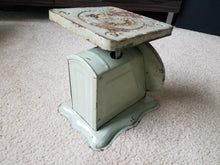 Load image into Gallery viewer, Vintage 1950's NURSERY BABY SCALE with Ducks, Pig, Mice, and Rabbit Graphics