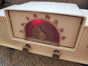 1955 GENERAL ELECTRIC GE MODEL 466 RADIO GLOWING RED DIAL!
