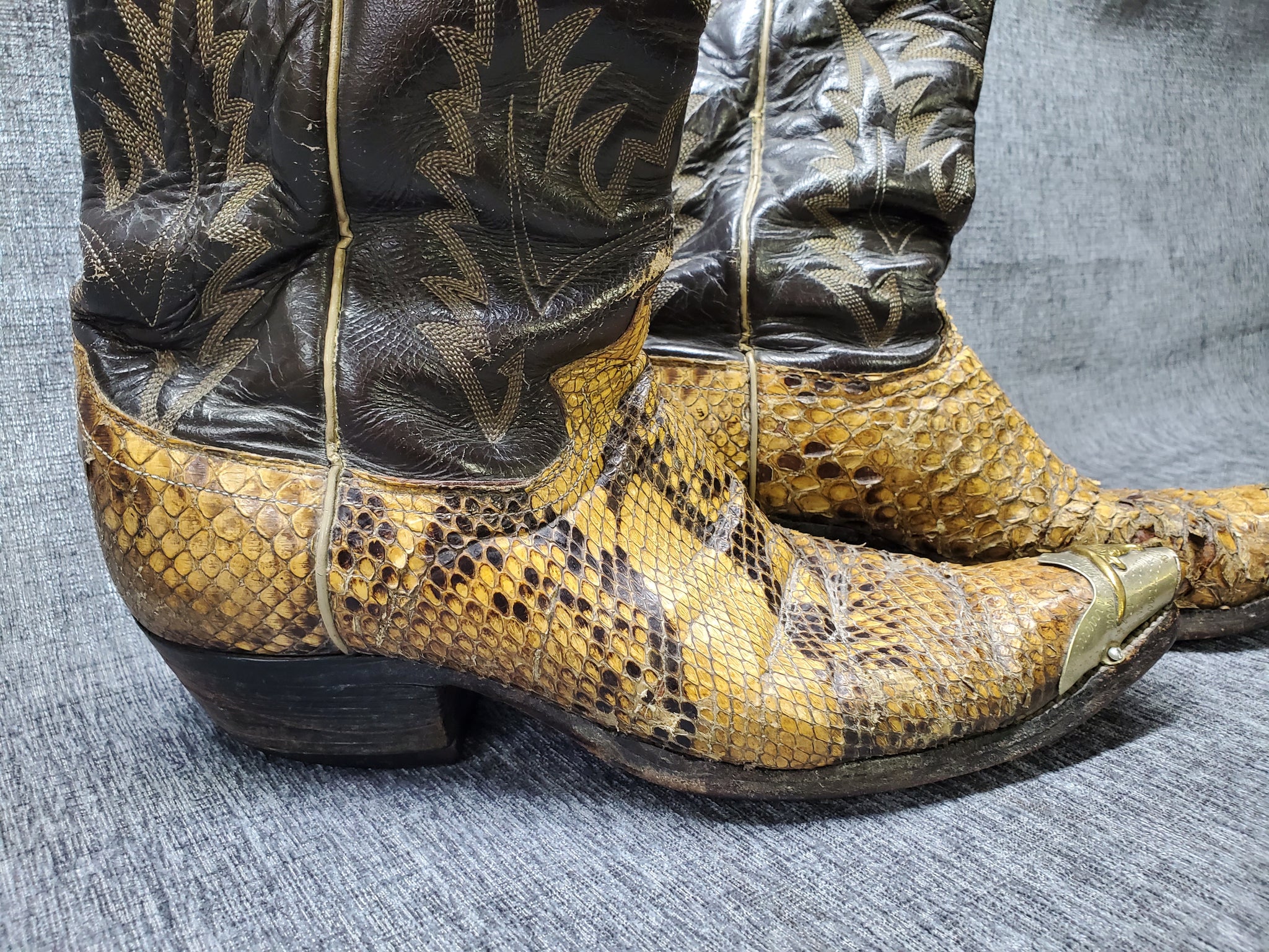 VINTAGE 1970s JUSTIN PYTHON SNAKESKIN COWBOY BOOTS with TIPS Style